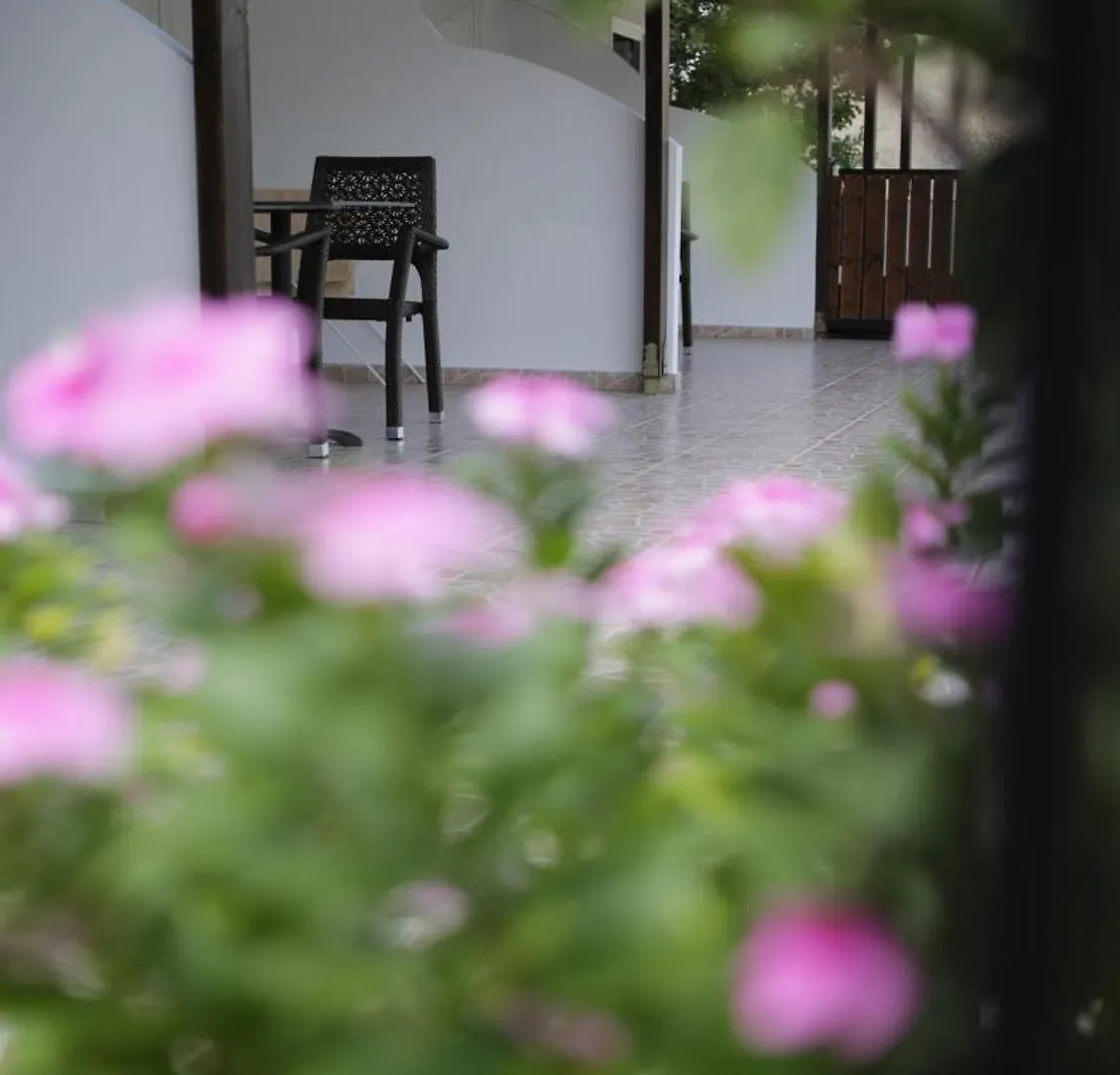 On The Rocks Bed & Breakfast Qeparo
