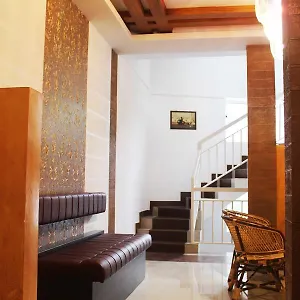 Landy Queen Couette-café Munnar